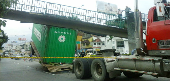 Irrespeto a la normatividad vial por poco hace colapsar puente peatonal