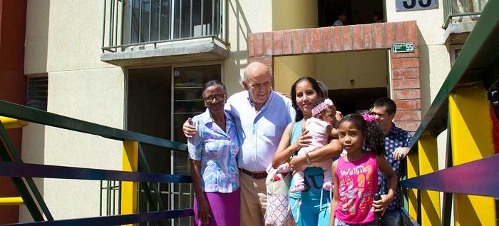 Cuarenta familias recibieron del alcalde Armitage las llaves de sus nuevos apartamentos
