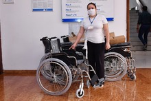 Administración caleña continúa con la entrega de sillas de ruedas a la población con discapacidad  