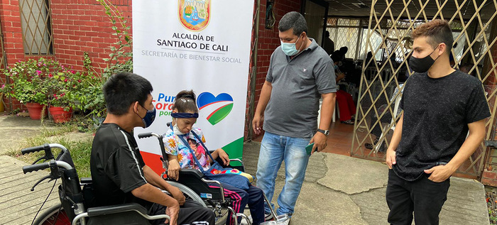Personas con discapacidad de la comuna 11 recibieron sillas de rueda