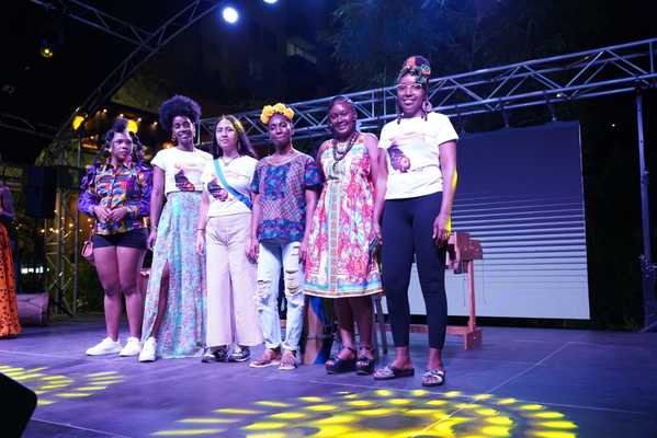 La alegría inspiró a las participantes del concurso de peinados afro “Tejiendo Esperanzas”