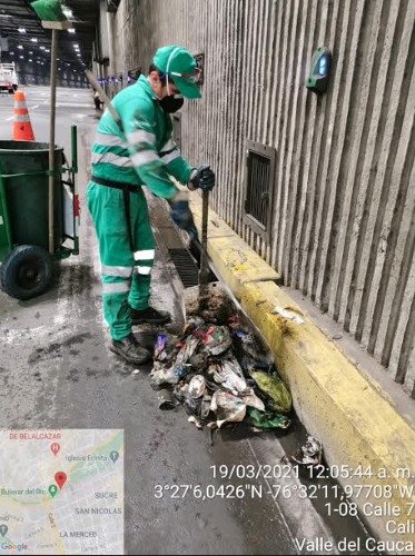 Unos cien kilos de basura fueron extraídos de las rejillas del Bulevar del río