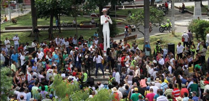 Recuerdos sobre Piper Pimienta calientan la Feria; descubren su estatua