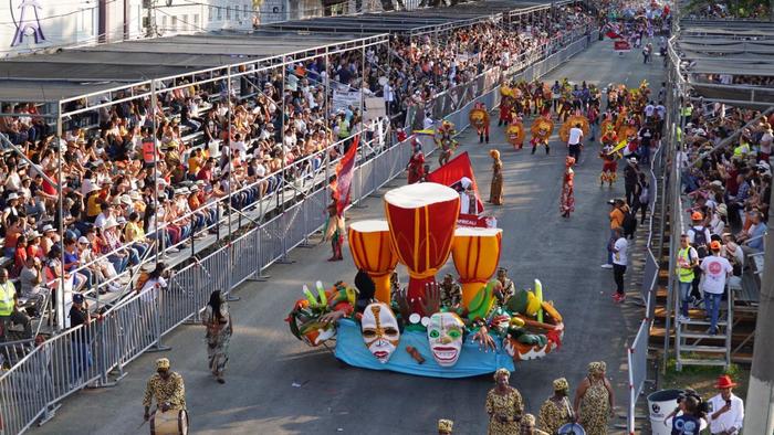 El Carnaval del Cali Viejo un espectáculo con colorido, arte, danza y folclor que puso a vibrar a los caleños