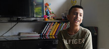 El niño lector que es ejemplo para los habitantes de la Comuna 1
