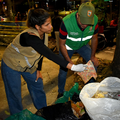 En Parque del Perro, algunos restaurantes siguen impactando con residuos el separador vial