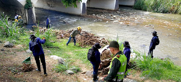 Dagma y recicladores de oficio realizan la limpieza de cauces y riberas de ríos y quebradas de Cali