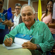 El técnico Pecoso Castro recibió homenaje por sus 50 años en el fútbol 