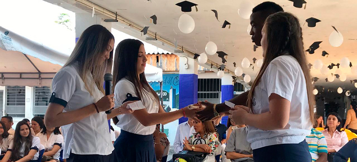 Liceo Departamental de Cali realizó la entrega de símbolos a nuevos estudiantes de grado 11