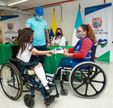 Estudiantes con discapacidad y víctimas del conflicto recibieron dispositivos tecnológicos