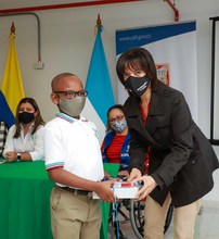 Estudiantes con discapacidad y víctimas del conflicto recibieron dispositivos tecnológicos