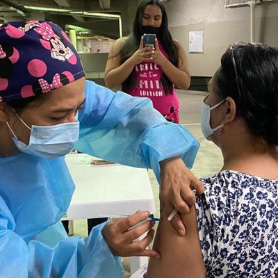Docentes de Cali celebran su vacunación contra la covid-19