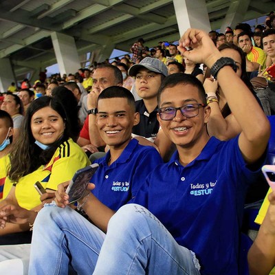 Beneficiarios del programa disfrutaron del partido amistoso de fútbol femenino Colombia - Venezuela