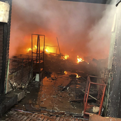 Incendio en plaza de mercado de Siloé fue controlado y confinado.