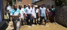 Alcalde realizando presencia en sitio de inundación