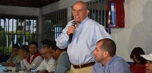 Foto de las visitas del Alcna 18alde y su gabinete a la comuna 18