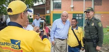 Foto de la visita del Alcalde y su gabinete a la comuna 21