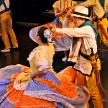 Despliegue de alegría y color con las danzas del Mercedes Montaño
