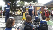 Agentes enseñan normas de tránsito