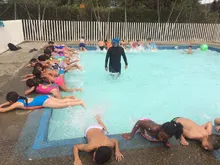 Deporvida llegó a la comuna 2 para enseñarle a sus niños y niñas a nadar.