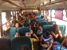 Deporvida llegó a la comuna 2 para enseñarle a sus niños y niñas a nadar.