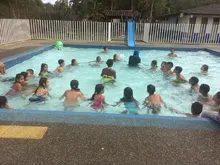 Deporvida llegó a la comuna 2 para enseñarle a sus niños y niñas a nadar.