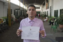 35 habitantes de calle en proceso de resocialización se gradúan de básica primaria y maestros de obra de El Sena