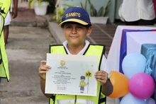 José Ángel recibe su diploma de Patrullero Escolar