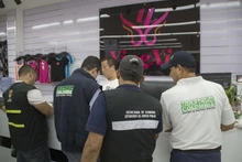 En operativo en el centro de Cali, 70 extranjeros fueron detectados y dos negocios cerrados temporalmente