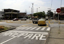 Instalación de tachas en la calle 44 con carrera 28D 