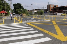 Instalación de tachas en la calle 44 con carrera 28D 