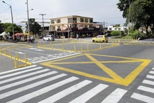 Instalación de tachas en la calle 44 con carrera 28D 