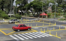 Instalación de tachas en la calle 44 con carrera 28D 