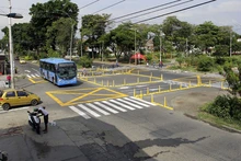 Instalación de tachas en la calle 44 con carrera 28D 