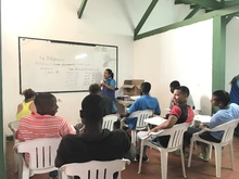 Con amor y perseverancia, Mireya les enseña a los habitantes de calle