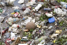 Armitage insta a los caleños a no arrojar basuras en los canales de agua lluvia