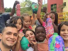 Niños y niñas del Semillerito de Ahorro de Altos de Santa Elena construyeron sus alcancías con materiales reciclables. 