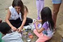 Niños y niñas del Semillerito de Ahorro de Altos de Santa Elena construyeron sus alcancías con materiales reciclables. 
