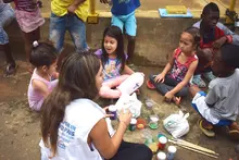 Niños y niñas del Semillerito de Ahorro de Altos de Santa Elena construyeron sus alcancías con materiales reciclables. 