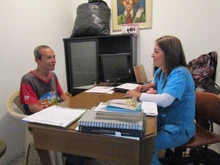 Sergente acompaña a habitantes de calle adictos que quieran internarse para proceso de rehabilitación