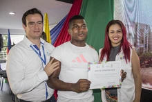 115 microempresarios reasentados por el Plan Jarillón de Cali, recibieron su certificación por haber participado en  el programa de mejoramiento empresarial 