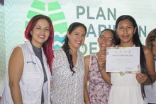 115 microempresarios reasentados por el Plan Jarillón de Cali, recibieron su certificación por haber participado en  el programa de mejoramiento empresarial 