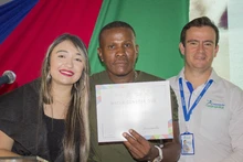 115 microempresarios reasentados por el Plan Jarillón de Cali, recibieron su certificación por haber participado en  el programa de mejoramiento empresarial 