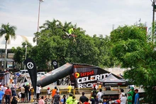Tatán voló con su moto en la Feria de Cali
