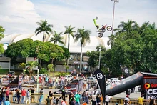 Tatán voló con su moto en la Feria de Cali