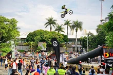 Tatán voló con su moto en la Feria de Cali