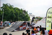Tatán voló con su moto en la Feria de Cali