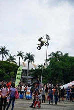 Tatán voló con su moto en la Feria de Cali