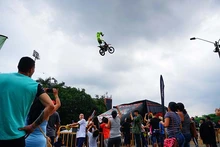 Tatán voló con su moto en la Feria de Cali