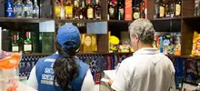 En Cali, autoridades cierran dos establecimientos por malas condiciones de salubridad y licor vencido